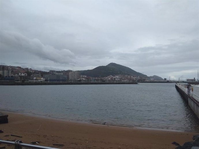 Archivo - Nubes abundantes en la costa vasca (archivo).