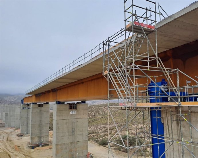 Obras del AVE entre Murcia y Almería en el viaducto de los Feos, en Lucainena de las Torres (Almería).