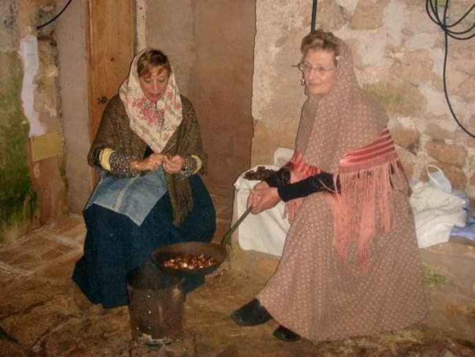 Dos mujeres participan en el belén viviente.