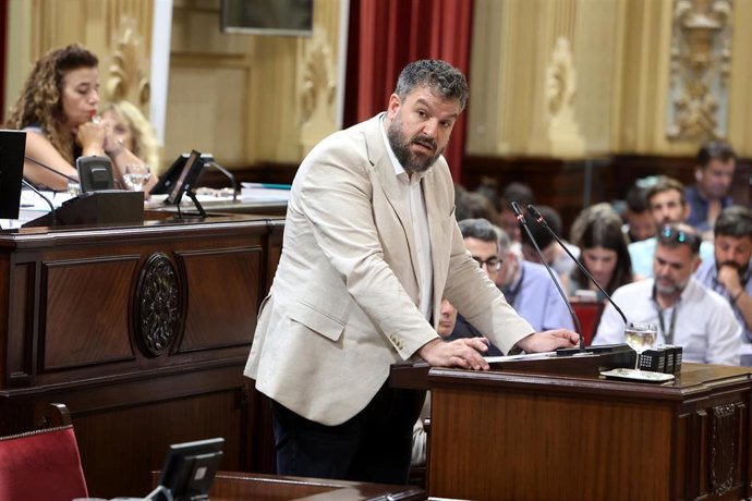 Archivo - El portavoz de MÉS per Mallorca en el Parlament, Lluís Apesteguia, interviene durante una segunda sesión de investidura de Marga Prohens como presidenta de las Islas Baleares, en el Parlament balear, a 4 de julio de 2023, en Palma de Mallorca,