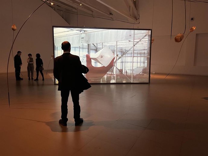 Inauguración de la exposición 'Un Continuo Elástico', obra de la artista Bethan Hughes, en colaboración con el artista y productor de sonido mierense, Diego Flórez, en LABoral Centro de Arte y Creación Industrial (Gijón).