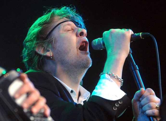Archivo - Shane MacGowan of The Pogues performs on stage at the 2009 Splendour Festival held at Wollaton Park in Nottingham.