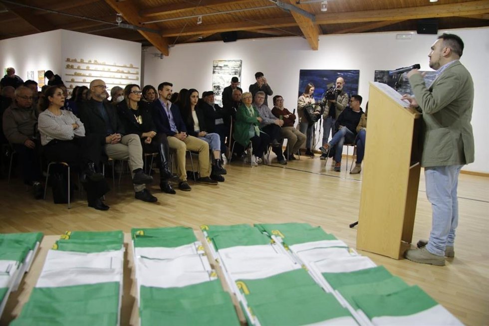 El Ayuntamiento de Alcalá de Guadaíra (Sevilla) entrega más de 50 banderas de Andalucía a entidades y centros escolares.