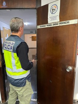 Agente de la Unidad Territorial de Seguridad Privada de la Policía Nacional en Palma.