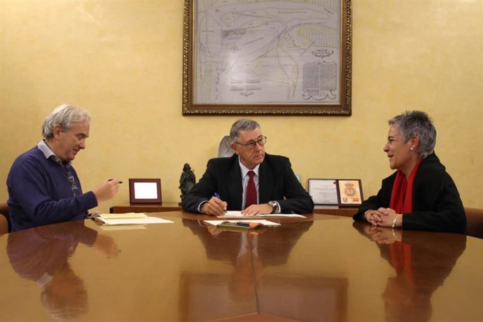 El presidente de la Confederación Hidrográfica del Segura (CHS), Mario Urrea, con la alcaldesa de Calasparra, Teresa García