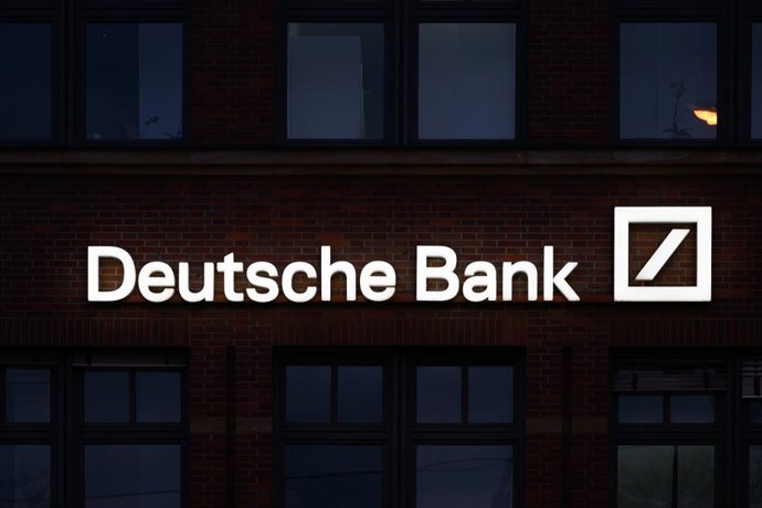 Archivo - FILED - 04 April 2023, Saxony, Dresden: The Deutsche Bank logo pictured on a branch. 