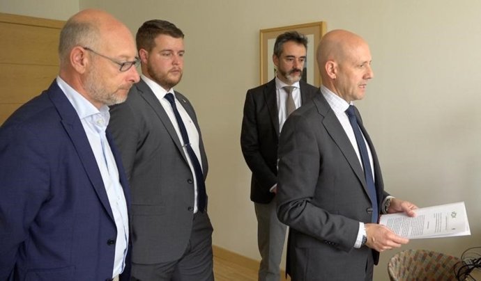 Portavoces del Grupo Parlamentario Vox registran la PNL en las Cortes de Castilla y León.