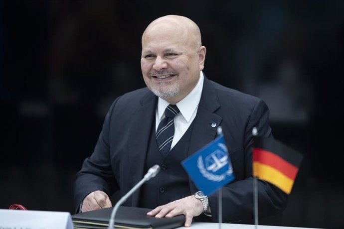 Archivo - 16 January 2023, Netherlands, Rotterdam: Karim Ahmad Khan, chief prosecutor at the International Criminal Court (IstGH), sits in a room at the International Criminal Court (IstGH) during a meeting with German Foreign Minister Annalena Baerbock