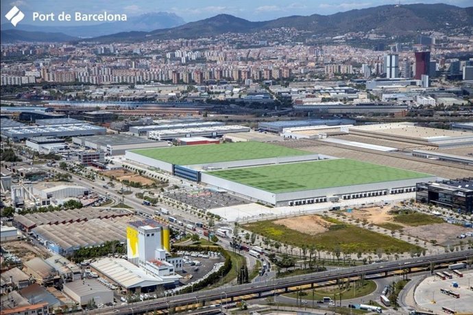 La nave que ocupa a día de hoy Decathlon, y que dispondrá de una instalación de placas equivalente a 15 campos de futbol