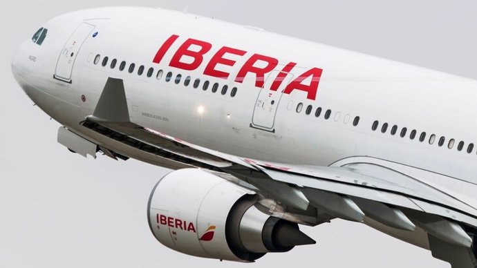 Archivo - Avión de Iberia despegando