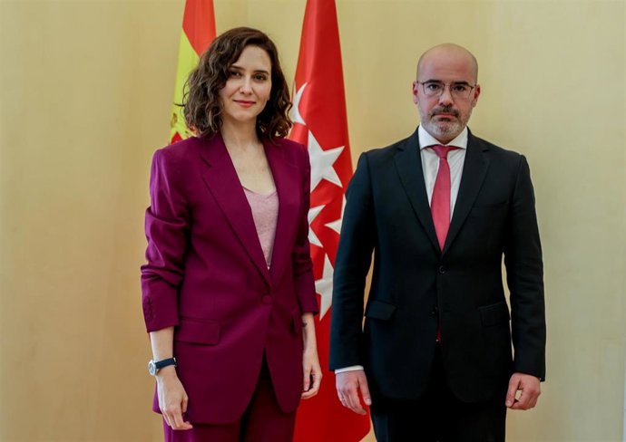 Archivo - La presidenta de la Comunidad de Madrid, Isabel Díaz Ayuso, recibe al delegado del Gobierno en la región, Francisco Martín, en la Real Casa de Correos, a 19 de abril de 2023, en Madrid (España). 