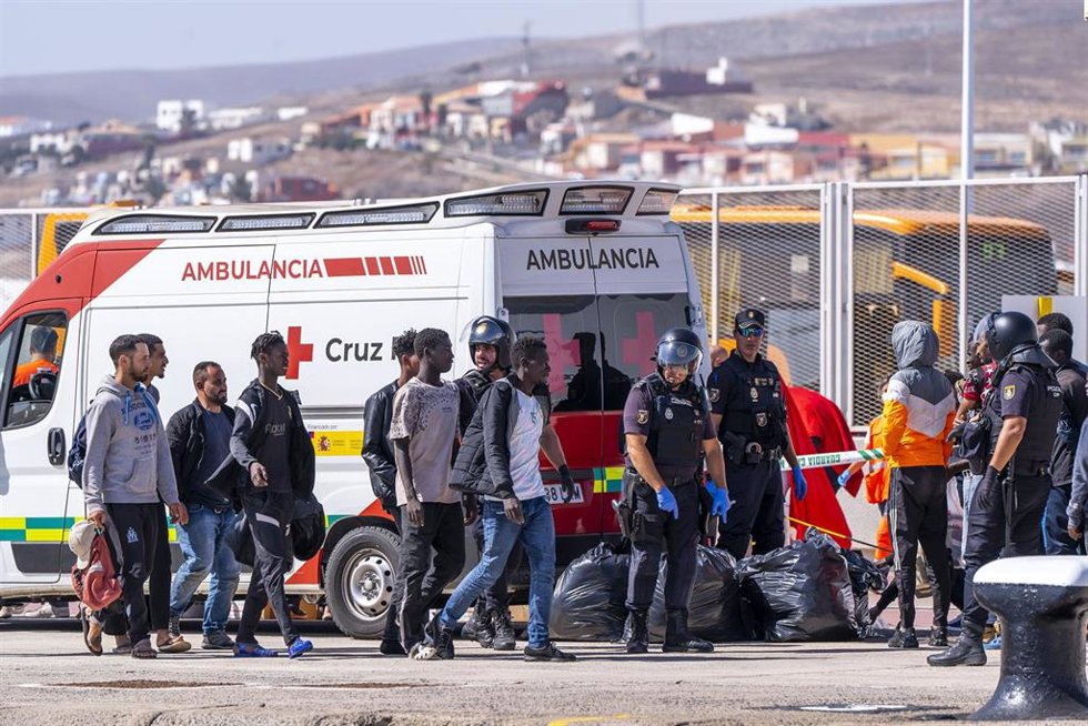 Archivo - Decenas de migrantes llegan al Puerto del Rosario en un barco de Salvamento Marítimo, a 3 de octubre de 2023, en Fuerteventura, Canarias (España). Unos 124 migrantes han llegado al muelle de Puerto del Rosario, en la isla de Fuerteventura, sob