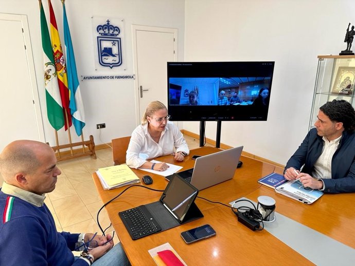 La alcaldesa, Ana Mula, con el concejal de Infraestructuras y el delegado de Gestagua en una reunión telemática con Acosol para buscar soluciones a las restricciones e incidencias registradas en domicilios de Fuengirola.