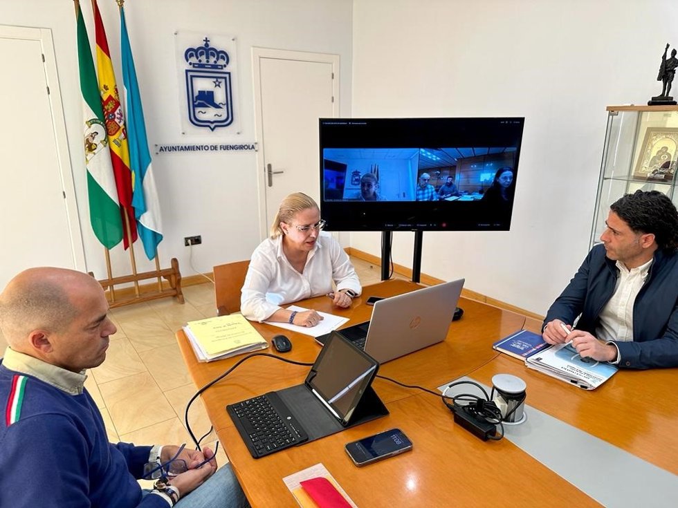 La alcaldesa, Ana Mula, con el concejal de Infraestructuras y el delegado de Gestagua en una reunión telemática con Acosol para buscar soluciones a las restricciones e incidencias registradas en domicilios de Fuengirola.