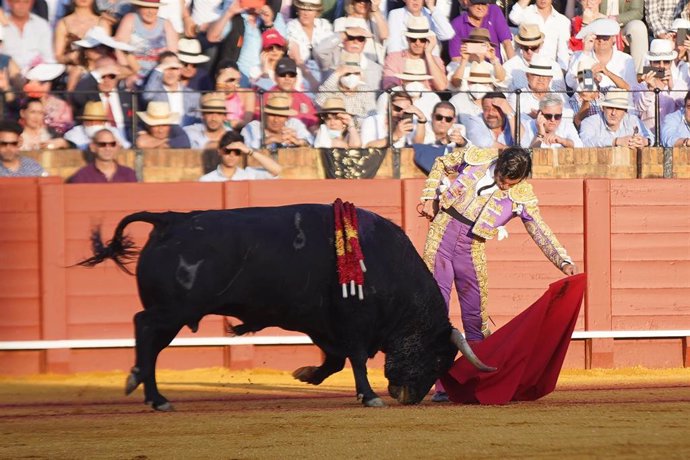 Archivo - El torero Morante de la Puebla, con la muleta a su segundo toro, en el festejo nº12 de abono en la Real Maestranza 