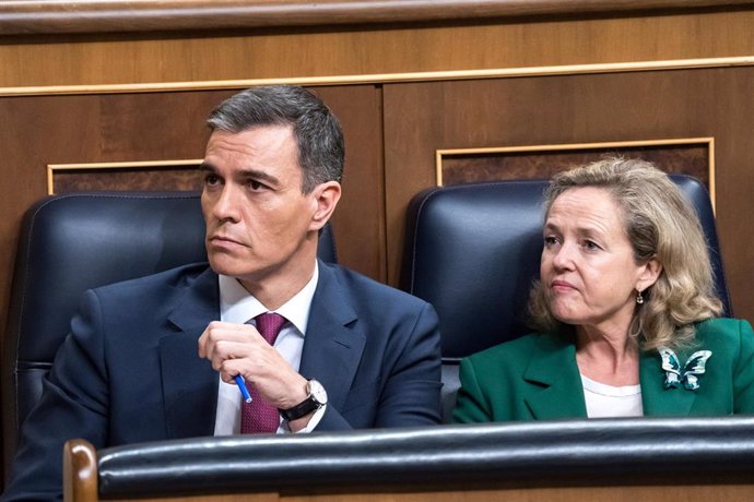 El presidente del Gobierno en funciones y candidato a la reelección, Pedro Sánchez, y la vicepresidenta primera y ministra de Asuntos Económicos y Transformación Digital, Nadia Calviño, durante la primera sesión del debate de investidura de Pedro Sánchez 