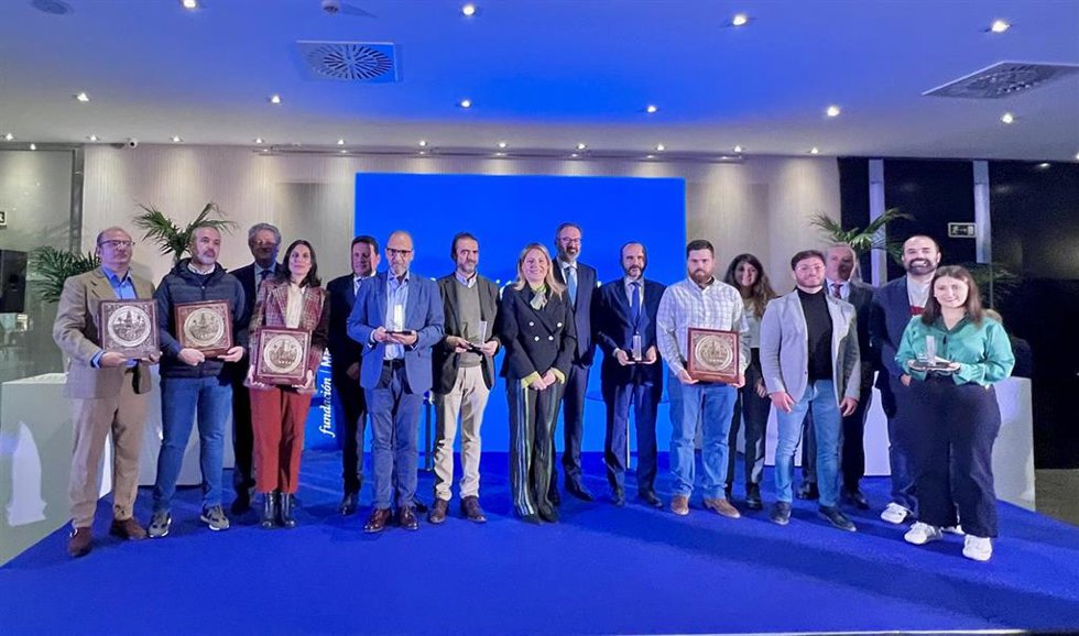 Autoridades y premiados en el acto de los IV Premios Fundación Magtel.