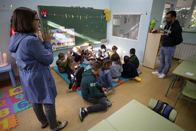 Archivo - Un profesor da clase a un grupo de alumnos 