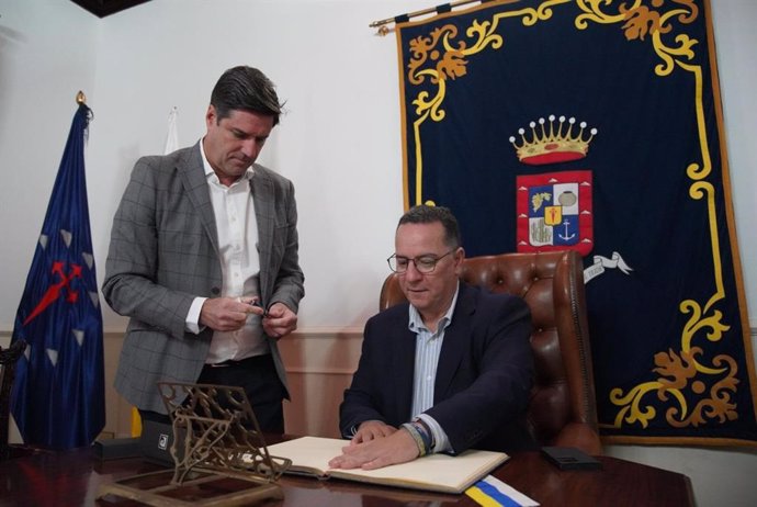 El alcalde de Santiago del Teide, Emilio Navarro, y el consejero de Educación, Poli Suárez