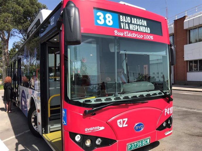 Archivo - Autobús eléctrico de la línea 38