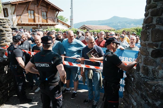 Archivo - Protesta de miembros de la unidad sindical de la Ertzaintza para exigir mejoras salariales