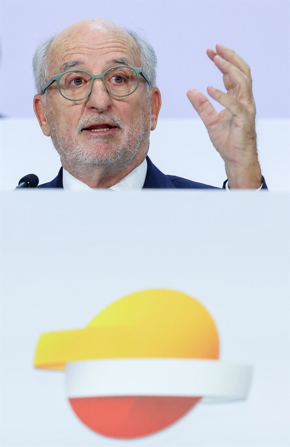 Archivo - El presidente de Repsol, Antonio Brufau, durante la junta General de Accionistas de Repsol, en el Palacio Municipal de Congresos de Madrid, a 25 de mayo de 2023, en Madrid (España). La junta general de accionistas de Repsol, que se celebra en 