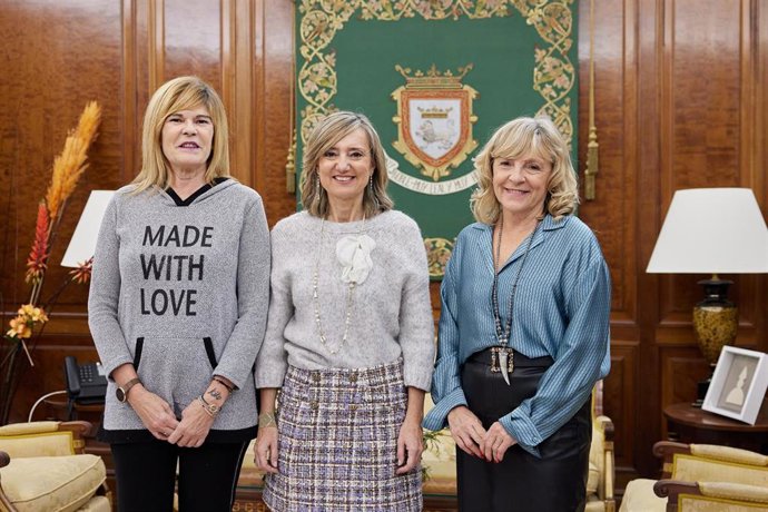 La alcaldesa de Pamplona, Cristina Ibarrola (c), con la presidenta de la Asociación Navarra de Víctimas del Terrorismo de ETA (Anvite), Pilar Hoyo (i), y la la concejala delegada de Gobierno Estratégico y Conservación Urbana, María Caballero.