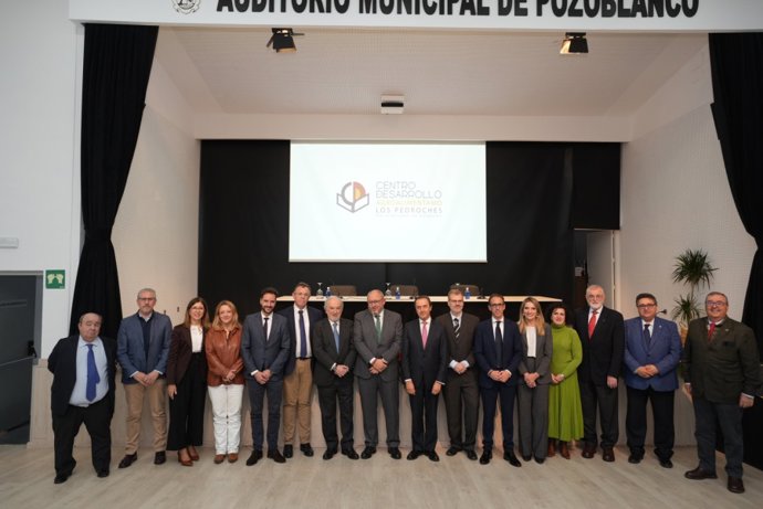 Foto de familia de autoridades participantes en la presentación del Centro Universitario de Desarrollo Agroalimentario Los Pedroches.