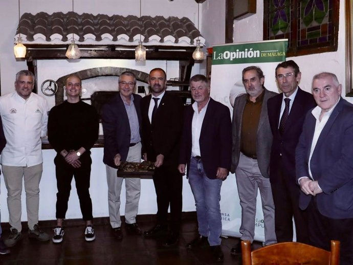 El presidente de la Diputación de Málaga, Francisco Salado, durante su visita a Canillas de Aceituno.