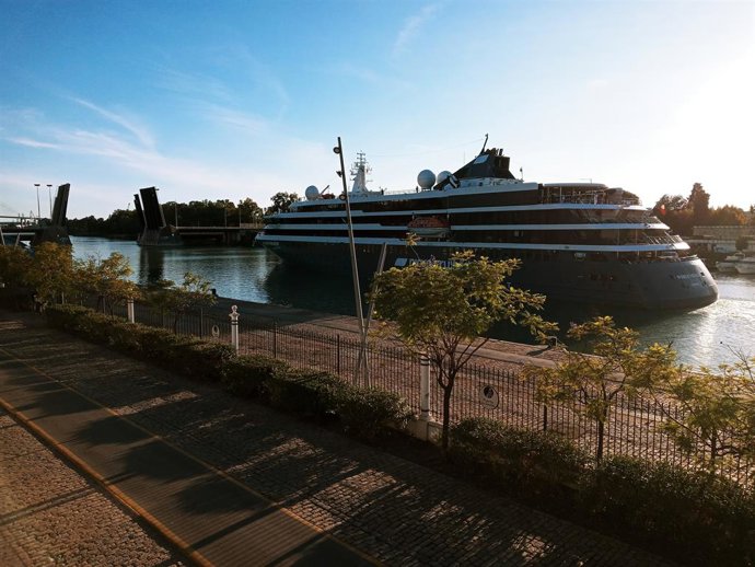Archivo - Un crucero a su paso por el Muelle de las Delicias, en una foto de archivo.