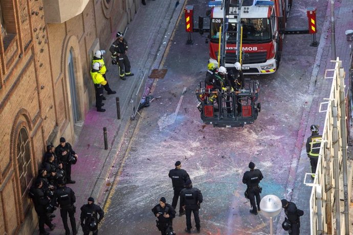 Los Mossos d'Esquadra finalizan el operativo policial en la Runa y el Kubo de Barcelona tras 5 horas de desalojo