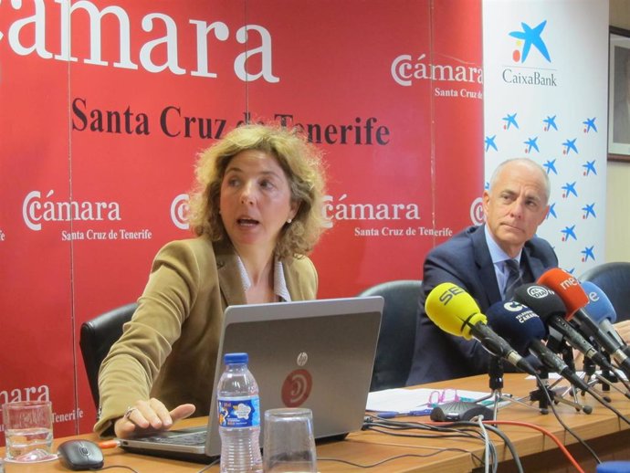 Archivo - Lola Pérez, directora general de la Cámara de Comercio de Santa Cruz de Tenerife, y Santiago Sesé, presidente, en rueda de prensa