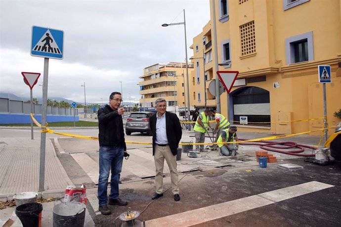 Marbella acomete trabajos para mejorar la seguridad vial en el Bulevar de San Pedro, con la implantación de once pasos peatonales inteligentes, retroiluminados con tecnología LED, y la renovación de las señales horizontales y verticales.