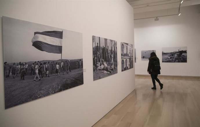 Archivo - Exposión fotográfica sobre el período de la Transición española en Andalucía, titulada 'Otros tiempos...' del fotoperiodista Pablo Juliá. En Sevilla, a 23 de enero de 2020.