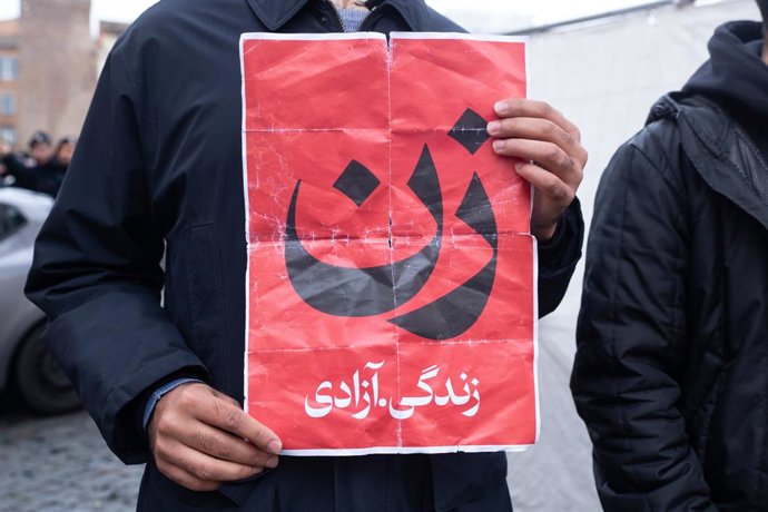 Archivo - December 13, 2022, Rome, Italy: Permanent sit-in in Largo Argentina in Rome for freedom in Iran organized by a group of Iranian students