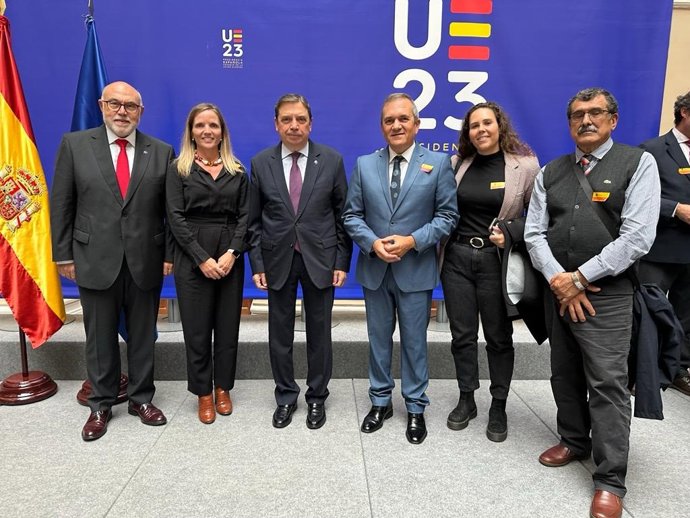 El ministro de Agricultura, Luis Planas y el consejero de Sector Primario del Cabildo de Tenerife, Valentín González (en el centro), en la firma del convenio para impulsar la mejora de la red de riego en la isla