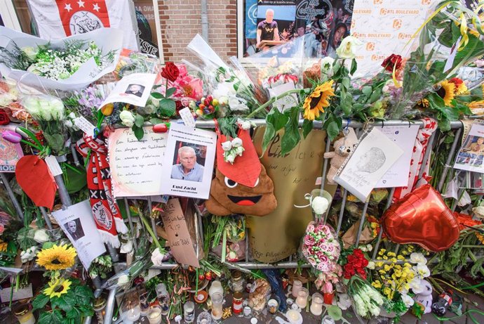 Archivo - Una ofrenda floral por la muerte del periodista Peter de Vries
