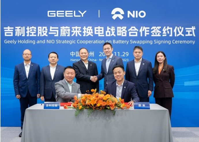 Jack LIU, director ejecutivo de Yiyi Power de Geely Holding, y Fei SHEN, vicepresidente senior de NIO, durante la firma del acuerdo en nombre de ambas partes.
