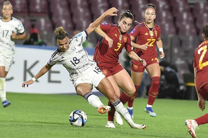 Archivo - Arianna Caruso y Teresa Albelleria pelean por un balón durante el Italia-España de la Liga de Naciones 2023-2024