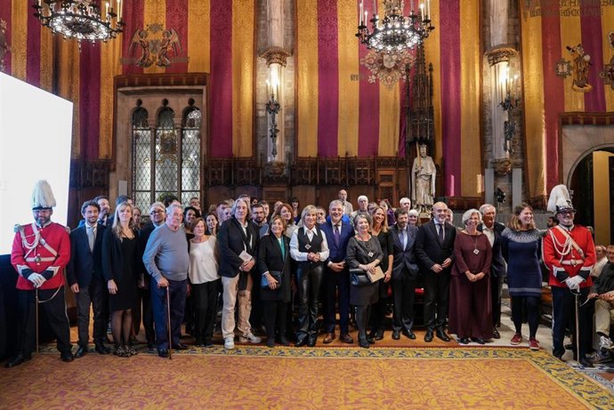 El Ayuntamiento de Barcelona entrega 25 medallas a personas y entidades de la ciudad.