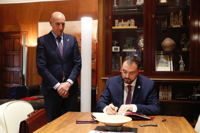 El alcalde de León, José Antonio Diez y el presidente del Principado de Asturias, Adrián Barbón