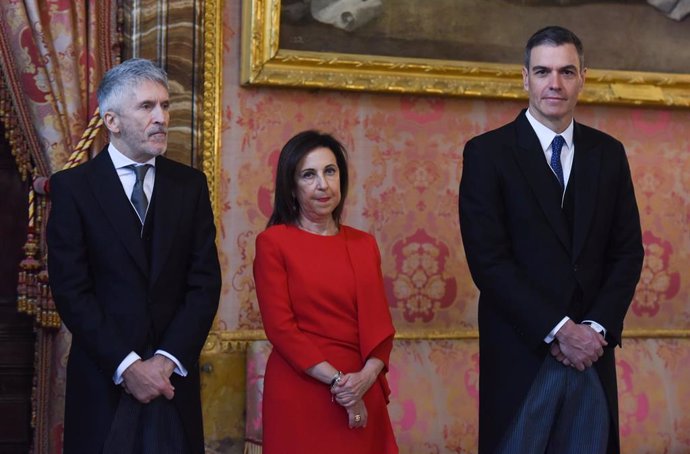 Archivo - (I-D) El ministro de Interior, Fernando Grande-Marlaska, la ministra de Defensa, Margarita Robles y el presidente del Gobierno, Pedro Sánchez, durante la celebración de la Pascua Militar en el Palacio Real, en el Palacio Rea, a 6 de enero de 2