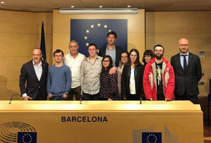 El conseller Carles Campuzano, l'eurodiputat d'ERC i Verdes/ALE Jordi Solé i el cap de l'Oficina del PE a Barcelona, Sergi Barrera, amb membres de Down Catalunya aquest dijous.