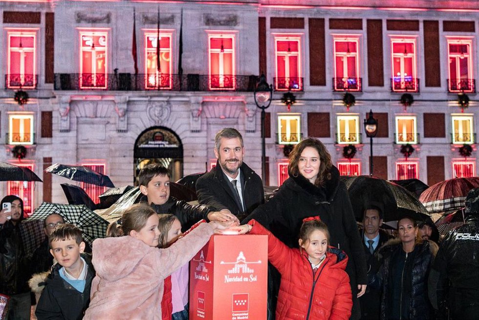 La Presidenta de la Comunidad de Madrid, Isabel Díaz Ayuso, junto al Consejero de Presidencia, Justicia y Administración Local, Miguel Ángel García, a 30 de noviembre de 2023, en Madrid (España), asisten al estreno del espectáculo de luz y sonido de gr