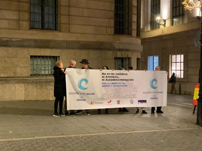 Concentración contra la amnistía ante la Delegación del Gobierno en Baleares