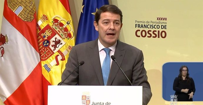 El presidente de la Junta de Castilla y León, Alfonso Fernández Mañueco, durante la clausura de la gala de los Premios de Periodismo Francisco de Cossío