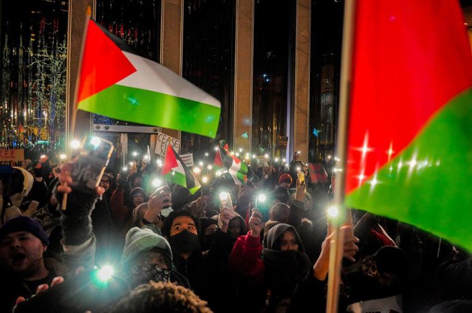 November 29, 2023, New York City, United States: Protesters turn on their  cellphone lights during a rally calling for a free Palestine. Thousands of protesters gathered outside the News Corp. building in Manhattan, New York City, and demanded a permane