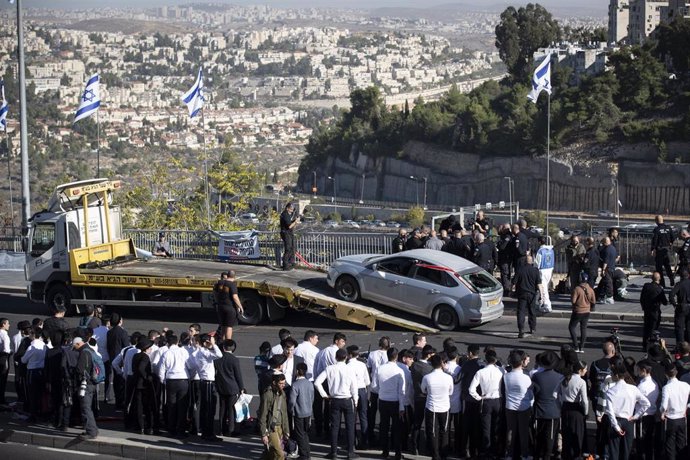 El coche utilizado por dos palestinos que han abierto fuego contra un grupo de personas en una parada de autobús en Jerusalén