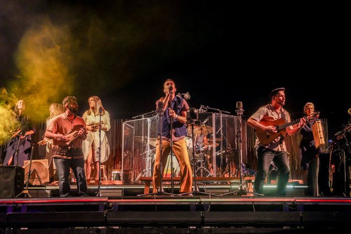 El grupo Vetusta Morla durante una actuación en el WiZink Center, a 30 de noviembre de 2023, en Madrid (España). Este es el penúltimo concierto de su gira Cable a Tierra, que finaliza mañana, 1 de diciembre, con otro concierto en el WiZink Center de M