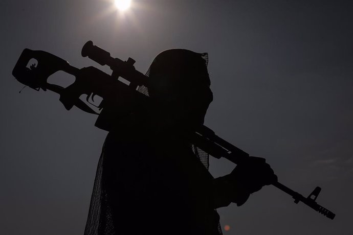 Archivo - Un soldado en posición durante un entrenamiento militar realizado por la Brigada de Respuesta a Emergencias (ERB) iraquí de las Fuerzas de Operaciones Especiales del Ministerio del Interior en un campo de entrenamiento en la base aérea de Bagd